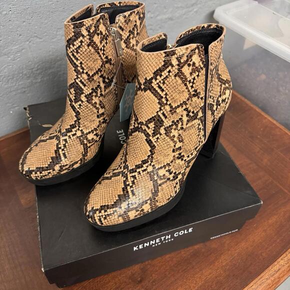 KENNETH COLE Women’s Justin Lug Chelsea Animal Print Zip-Up Dress Booties 9.5 M - Picture 2 of 5